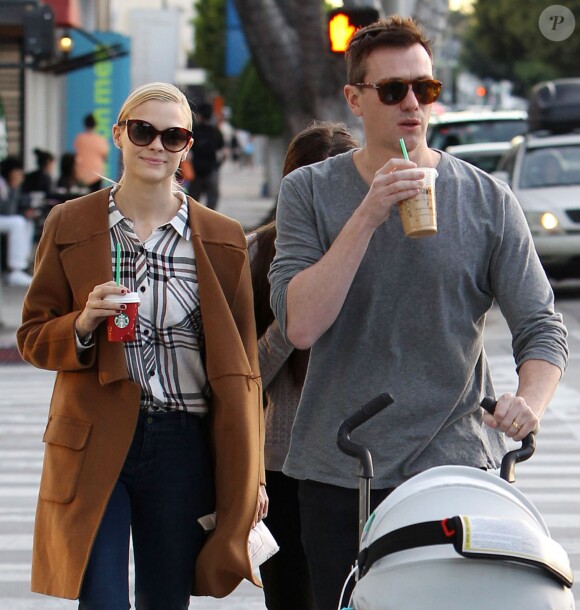 Jaime King et son mari Kyle Newman se promenaient avec leur bébé James dans West Hollywood le 30 décembre 2013