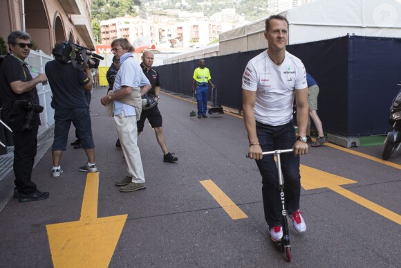 Michael Schumacher dans le paddock du Grand Prix de Monaco le 27 mai 2012