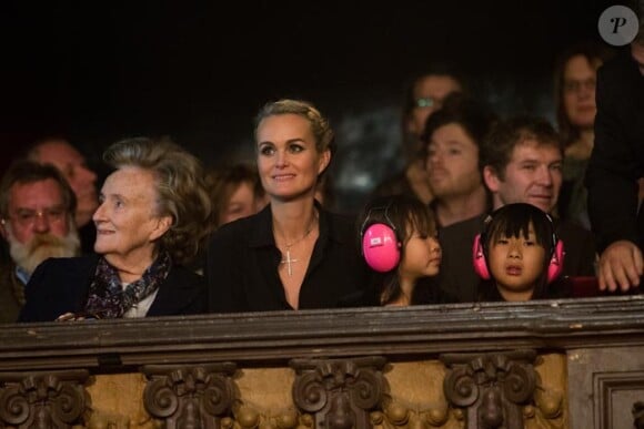 Exclusif - Laeticia Hallyday avec ses filles Jade et Joy et Bernadette Chirac au Trianon pour le concert caritatif de Johnny Hallyday le 15 décembre 2013 à Paris.