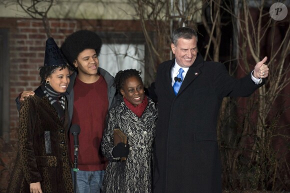 Bill de Blasio prête serment devant sa femme Chirlane et leurs enfants  Chiara et Dante, devant son domicile de Brooklyn, à New York, le 1er janvier 2014.