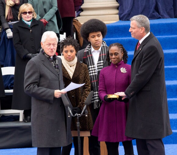 Chiara de Blasio, Dante de Blasio, Chirlane McCray, Bill de Blasio lors de l'intronisation de Bill de Blasio par Bill Clinton, à New York, le 1er janvier 2014.