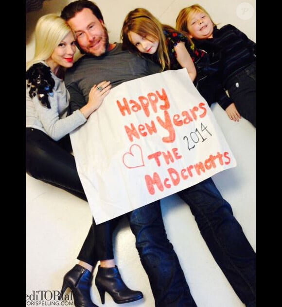 Tori Spelling pose avec son mari Dean McDermott et leurs enfants Liam et Stella, le 31 décembre 2013.