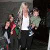 Exclusif - Tori Spelling et ses enfants, Liam, Stella, Hattie et Finn, sortent du restaurant Benihana à Encino, le 29 décembre 2013.