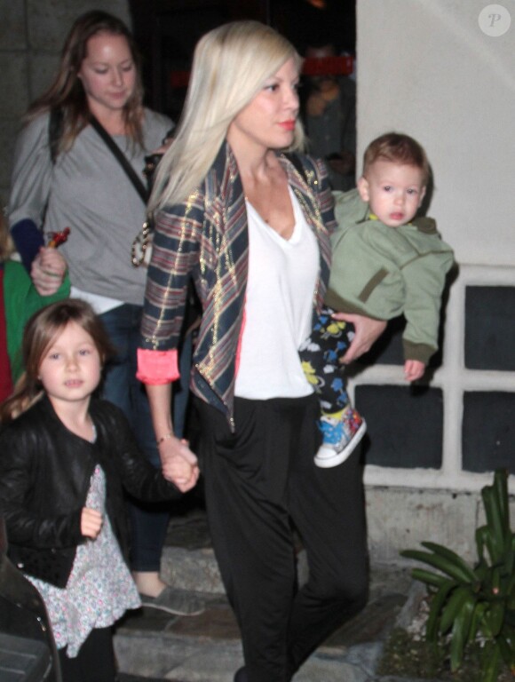 Exclusif - L'actrice Tori Spelling et ses enfants, Liam, Stella, Hattie et Finn, sortent du restaurant Benihana à Encino, le 29 décembre 2013