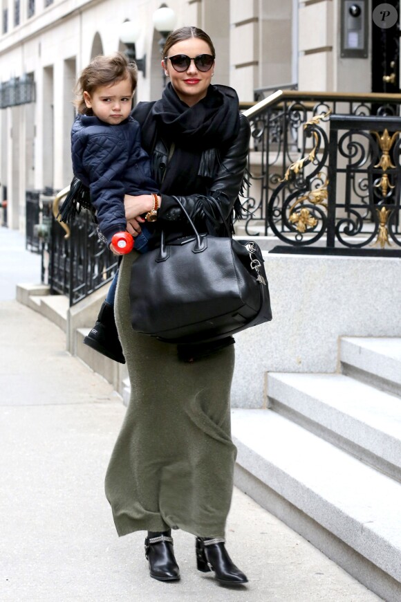 Miranda Kerr, très apprêtée pour un tour d'hélicoptère avec son fils Flynn, porte des lunettes Stella McCartney, une veste à franges et des bottines Saint Laurent, une maxi-robe kaki et un sac Givenchy (modèle Antigona). New York, le 31 décembre 2013.