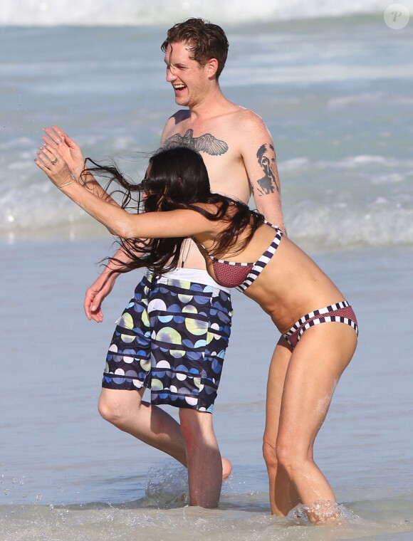 Exclusif - Demi Moore batifole sur le sable avec son nouvel et jeune amoureux Sean Friday du groupe Dead Sara, à Cancun au Mexique le 30 décembre 2013
