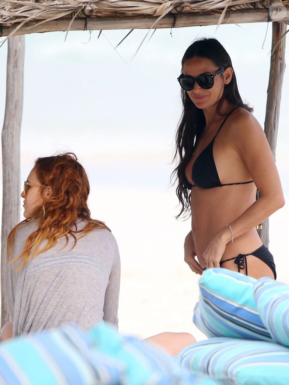Exclusif - Prix Special - No web - No blog - Demi Moore et sa fille Rumer Willis - Demi Moore, son nouveau petit-ami Sean Friday, batteur du groupe Dead Sara, sa fille Rumer Willis et Jayson Blair en vacances a Cancun, le 29 decembre 2013. Demi Moore a encore craque pour un homme tres jeune. La mere, 51 ans, et la fille, 25 ans, frequentent donc des jeunes hommes de la meme generation !  Exclusive - For Germany Call For Price - No web - No blog - Demi Moore and daughter Rumer Willis continue to reconcile their relationship during a tropical vacay in Mexico with their young boyfriends on December 29, 2013. While 25-year-old Rumer snuggled with her former ex Jayson Blair, her hot-bodied 51-year-old cougar mom Demi More flaunted her bikini body in front of some eager older male callers but shrugged them choosing to share in public displays of affection with her much younger tattooed new unidentified beau. Despite the bizarre double date with boyfriends from the same generation, mother/daughter duo Demi and Rumer seemed to enjoy their time together while on holiday.29/12/2013 - Cancun