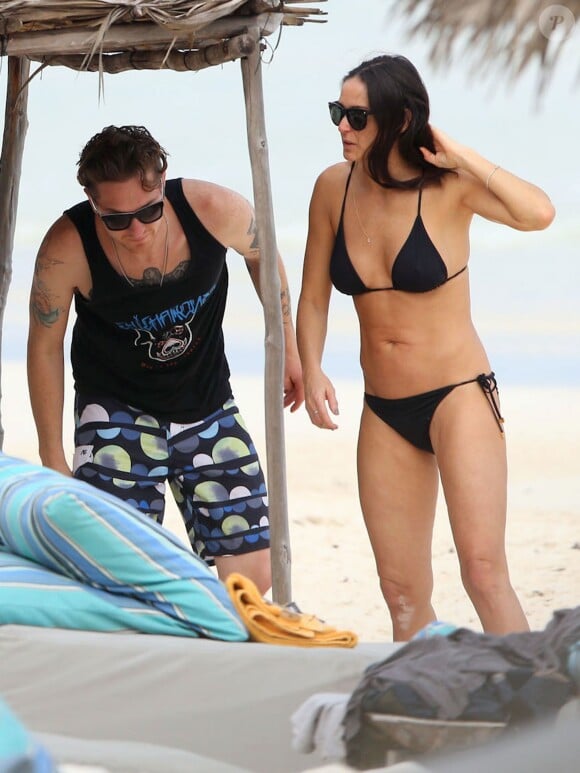 Exclusif - Prix Special - No web - No blog - Demi Moore et son nouveau petit-ami Sean - Demi Moore, son nouveau petit-ami Sean Friday, batteur du groupe Dead Sara, sa fille Rumer Willis et Jayson Blair en vacances a Cancun, le 29 decembre 2013. Demi Moore a encore craque pour un homme tres jeune. La mere, 51 ans, et la fille, 25 ans, frequentent donc des jeunes hommes de la meme generation !  Exclusive - For Germany Call For Price - No web - No blog - Demi Moore and daughter Rumer Willis continue to reconcile their relationship during a tropical vacay in Mexico with their young boyfriends on December 29, 2013. While 25-year-old Rumer snuggled with her former ex Jayson Blair, her hot-bodied 51-year-old cougar mom Demi More flaunted her bikini body in front of some eager older male callers but shrugged them choosing to share in public displays of affection with her much younger tattooed new unidentified beau. Despite the bizarre double date with boyfriends from the same generation, mother/daughter duo Demi and Rumer seemed to enjoy their time together while on holiday.29/12/2013 - Cancun