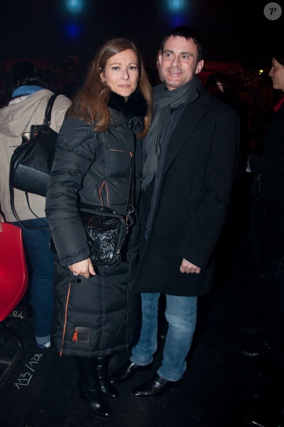Manuel Valls détendu en compagnie de son éposue Anne Gravoin lors du concert de Roberto Alagna, Robert Alagna & Big Band : Little Italy, au Zénith de Paris le 30 décembre 2013