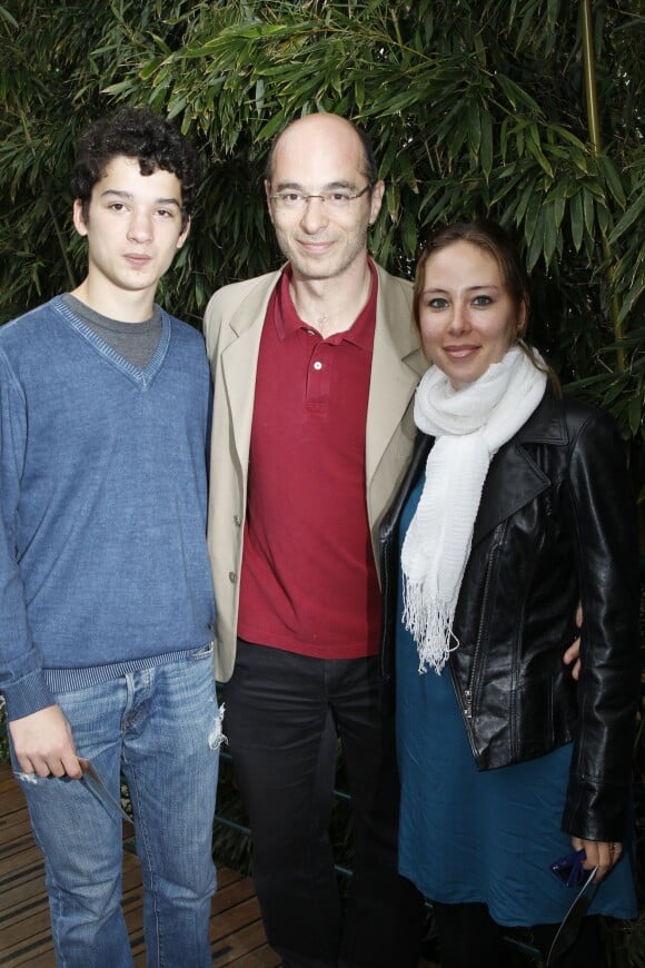 Bernard Werber en compagnie de son fils et de sa compagne Isabelle, le 4 juin 2012 lors des internatinaux de France de Roland-Garros, à Paris