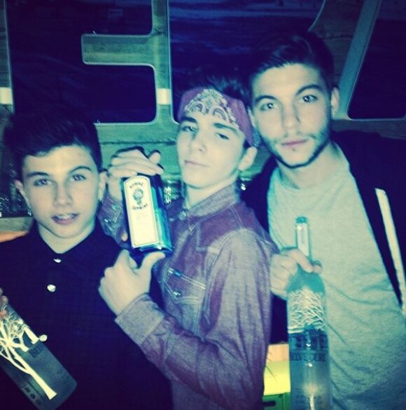 Rocco pose avec des amis, tenant de l'alcool, sur Instagram, le 5 janvier 2014.