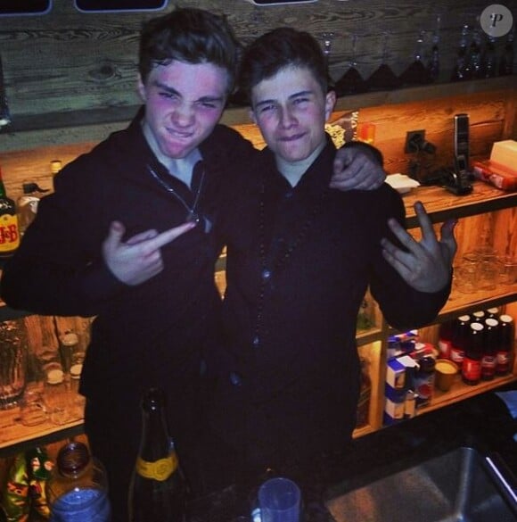 Rocco et un ami s'amuse devant un bar, le 1er janvier 2014.