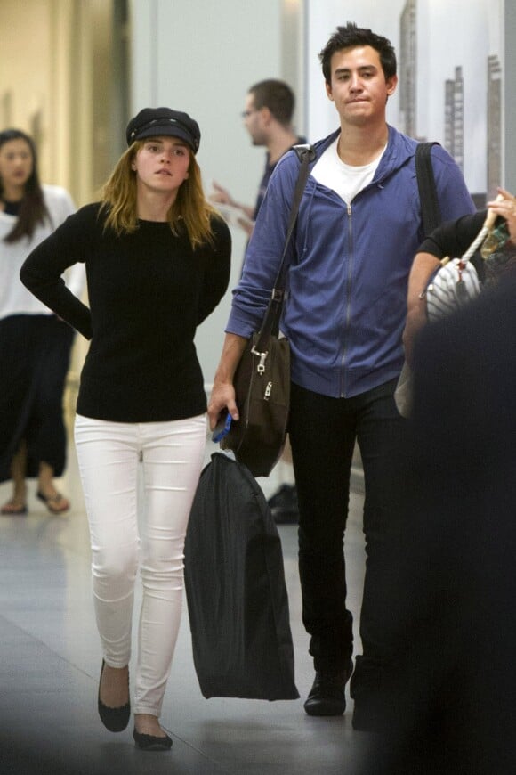 Emma Watson et Will Adamowicz à l'aéroport JFK de New York le 23 juin 2013
