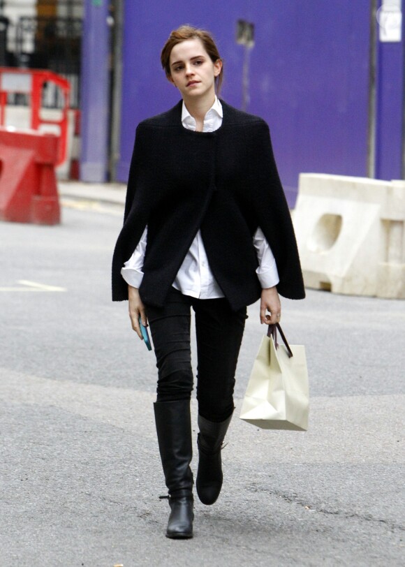 Emma Watson à Londres en séance shopping le 2 décembre 2013