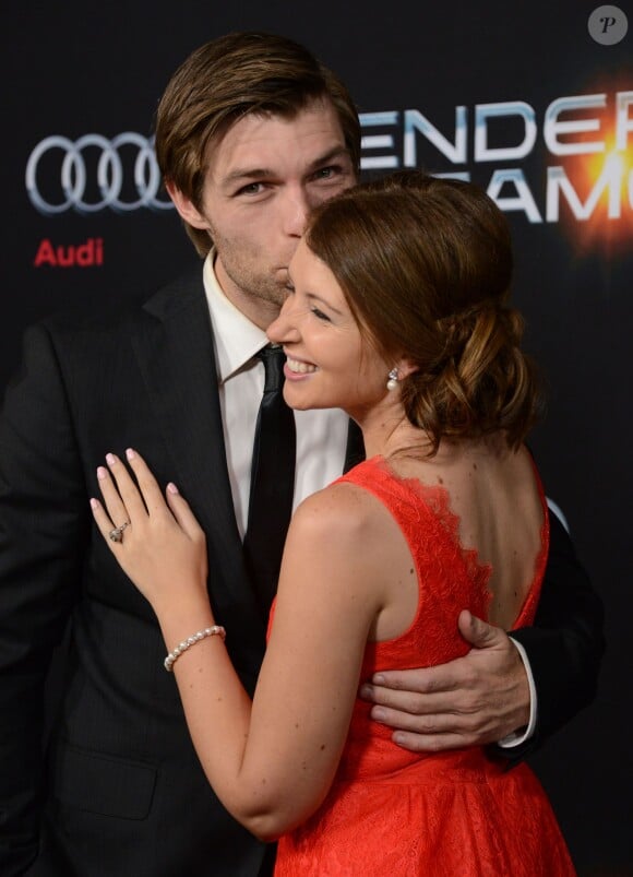 Liam McIntyre et son épouse Erin Hasan lors de la première de Enders Game à Hollywood le 28 octobre 2013 au TCL Chinese Theatre