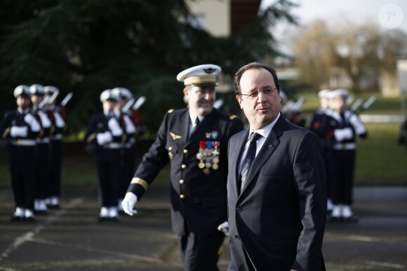 Le président Francois Hollande en visite sur la base aérienne de Creil le 8 janvier 2014