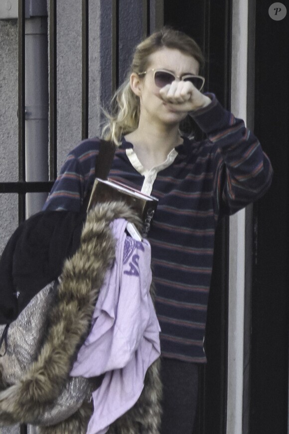 Exclusif - Emma Roberts sans sa bague de fiançailles et son fiancé Evan Peters dans les rues de la Nouvelle-Orléans, le 9 janvier 2014
