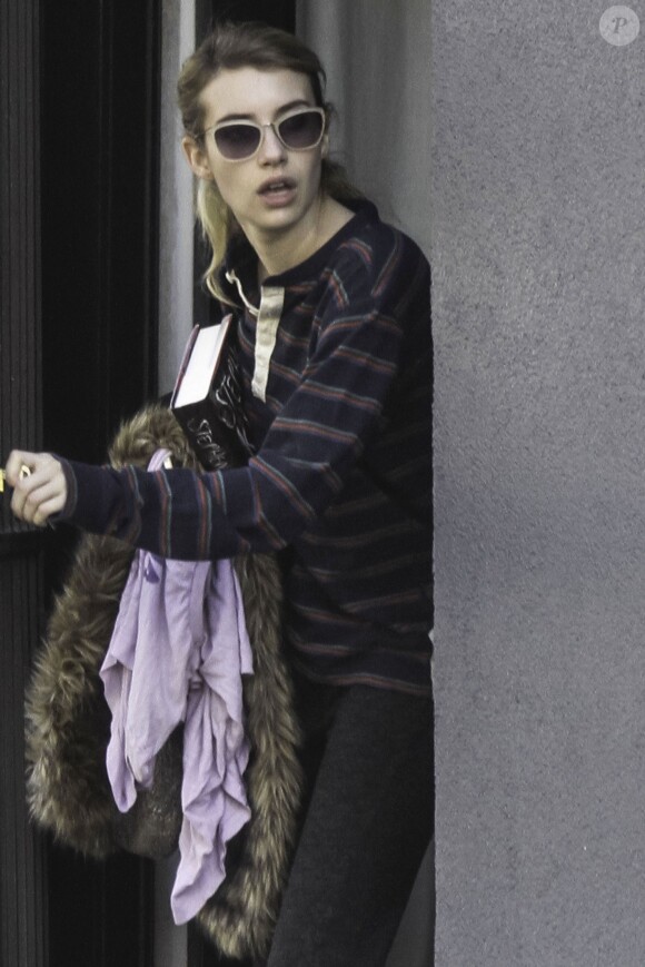 Exclusif - Emma Roberts sans sa bague de fiançailles et son fiancé Evan Peters dans les rues de la Nouvelle-Orléans, le 9 janvier 2014
