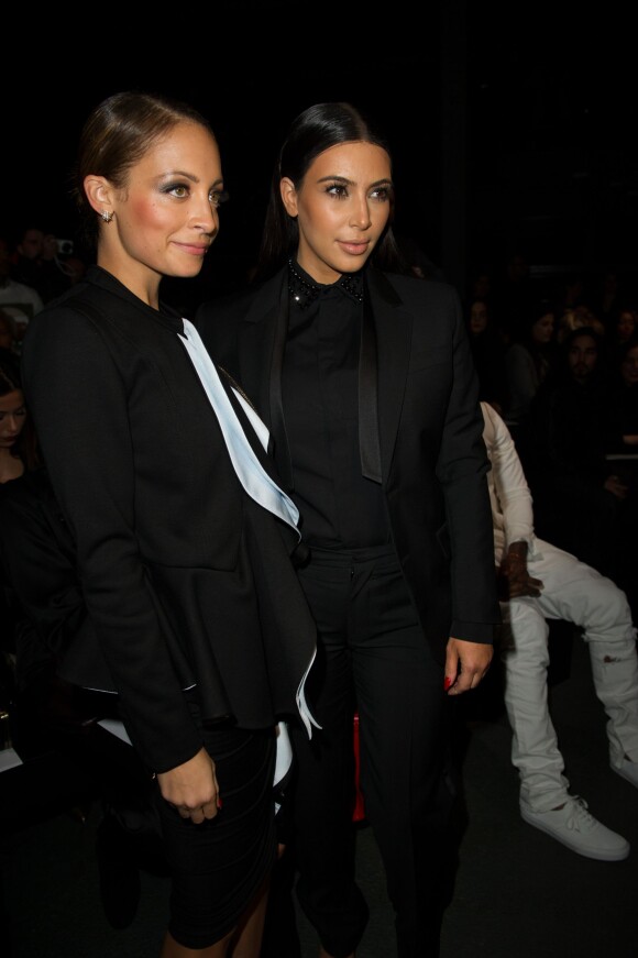 Nicole Richie et Kim Kardashian lors du défilé Givenchy automne-hiver 2013-2014 à Paris. Le 3 mars 2013.