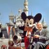Walt Disney dans son parc.