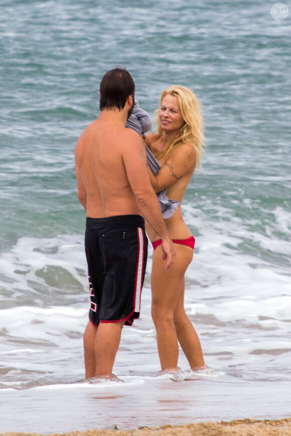 La sexy Pamela Anderson et Rick Salomon à Biarritz, le 1er octobre 2013.