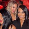Beyoncé et sa cousine Angie (à gauche) à l'anniversaire de sa mère Tina Knowles à la Nouvelle-Orléans, le 11 janvier 2014. Tina Knowles a eu le droit une fête d'anniversaire grandiose pour célébrer ses 60 ans.