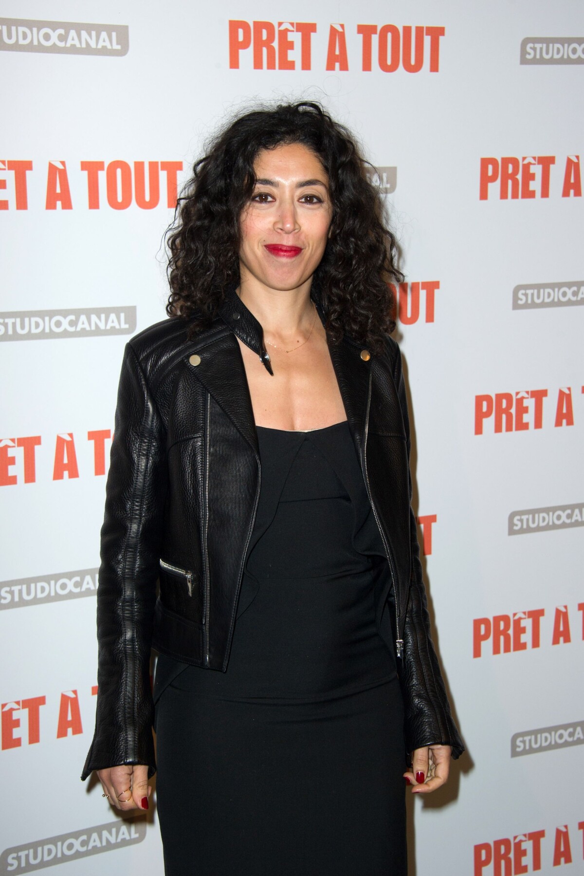 Photo : Naidra Ayadi lors de la première du Prêt à tout à Paris le 13