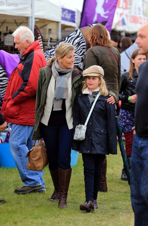 Lady Louise Windsor avec sa mère la comtesse Sophie de Wessex le 11 mai 2013 au Royal Windsor Show.