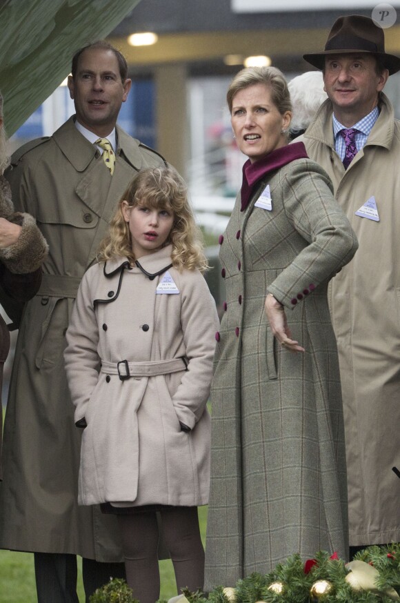 Lady Louise Windsor, 10 ans, avec ses parents le prince Edward et la comtesse Sophie de Wessex le 21 décembre 2013 à Ascot.