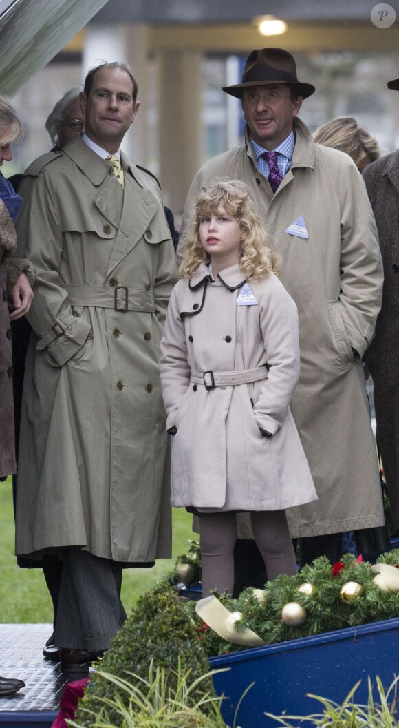 Lady Louise Windsor, 10 ans, avec ses parents le prince Edward et la comtesse Sophie de Wessex le 21 décembre 2013 à Ascot.