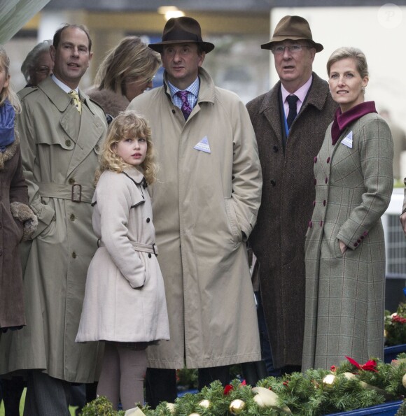 Lady Louise Windsor, 10 ans, avec ses parents le prince Edward et la comtesse Sophie de Wessex le 21 décembre 2013 à Ascot.