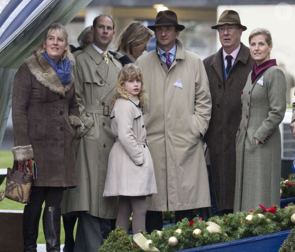Lady Louise Windsor, 10 ans, avec ses parents le prince Edward et la comtesse Sophie de Wessex le 21 décembre 2013 à Ascot.
