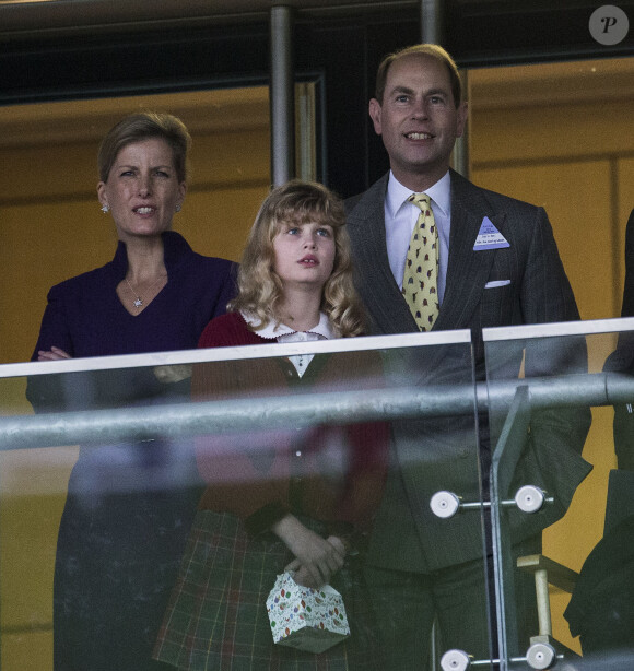 Lady Louise Windsor, 10 ans, avec ses parents le prince Edward et la comtesse Sophie de Wessex le 21 décembre 2013 à Ascot.