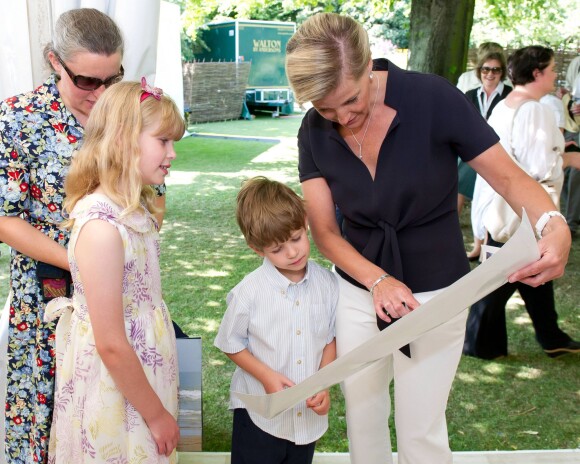 La comtesse Sophie de Wessex avec ses enfants Lady Louise et James au Coronation Festival à Buckingham le 11 juillet 2013