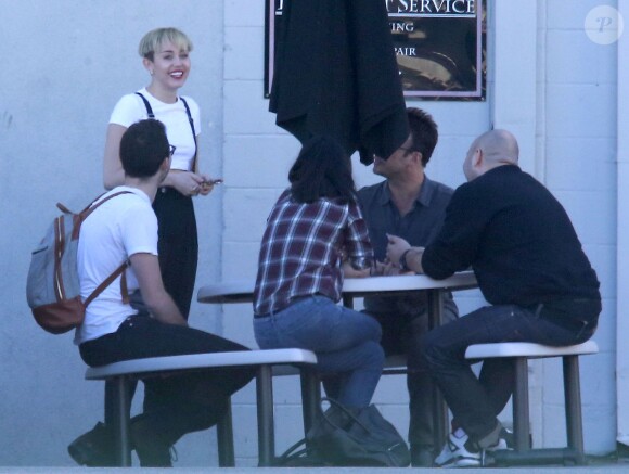 Exclusif - Miley Cyrus discute avec des amis à Los Angeles, le 14 janvier 2014.