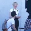 Exclusif - Miley Cyrus discute avec des amis à la sortie d'un studio d'enregistrement à Los Angeles, le 14 janvier 2014.