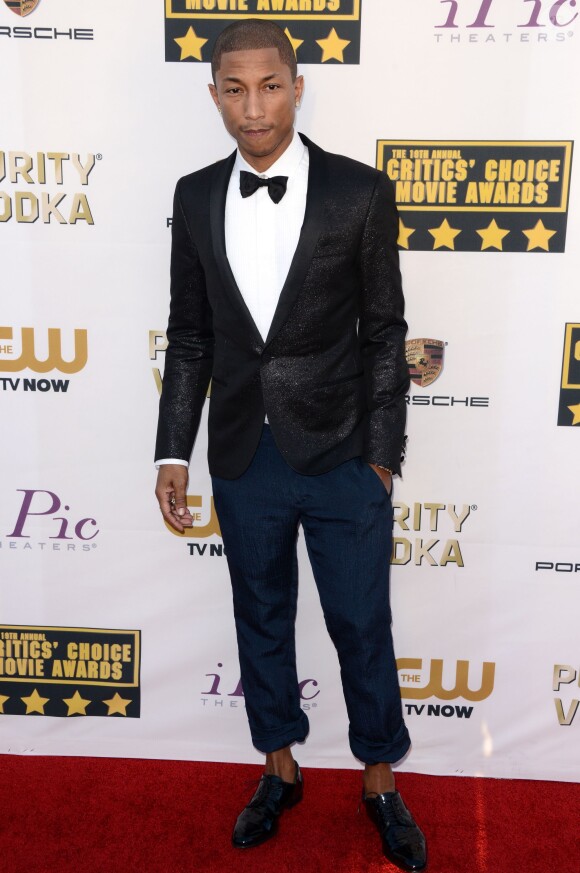 Pharrell Williams assiste à la 19e édition des Critics' Choice Movie Awards au Barker Hangar à Santa Monica. Le 16 janvier 2014.