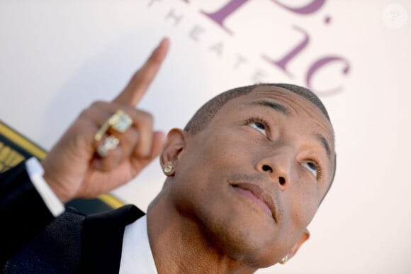 Pharrell Williams assiste à la 19e édition des Critics' Choice Movie Awards au Barker Hangar à Santa Monica. Le 16 janvier 2014.