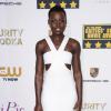Lupita Nyong'o, angélique dans une robe blanche Calvin Klein Collection, assiste à la 19e édition des Critics' Choice Movie Awards au Barker Hangar à Santa Monica. Le 16 janvier 2014.