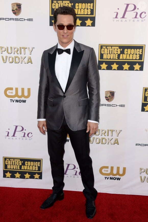 Matthew McConaughey, habillé d'un smoking Lanvin, assiste à la 19e édition des Critics' Choice Movie Awards au Barker Hangar à Santa Monica. Le 16 janvier 2014.
