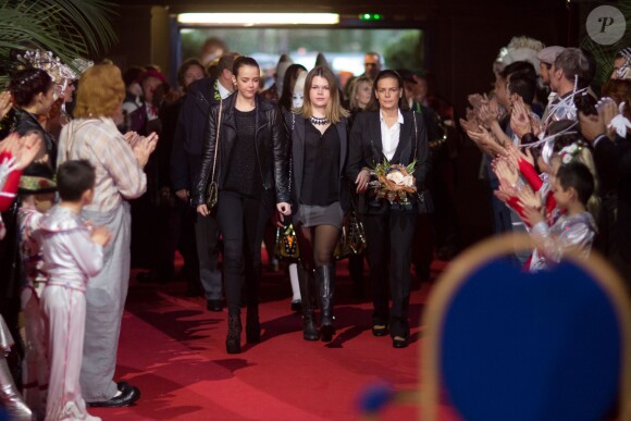 La princesse Stéphanie de Monaco arrive avec ses filles Pauline Ducruet et Camille Gottlieb et son frère le prince Albert au chapiteau de Fontvieille le 19 janvier 2014 pour une représentation du 38e Festival International du Cirque de Monte-Carlo.