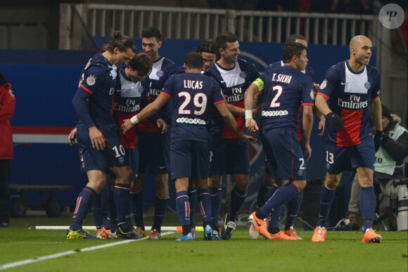 Zlatan Ibrahimovic entouré de ses équipiers lors du match entre le Paris SG et Nantes au Parc des Princes le 19 janvier 2014 à Paris