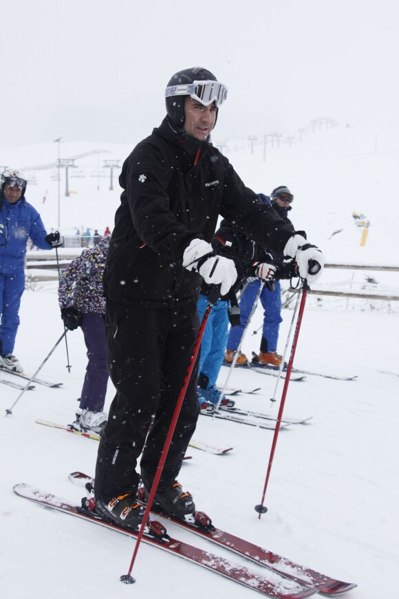 Loin du scandale et de la pression médiatique, le prince Felipe d'Espagne fait du ski dans la station de Formigal en Espagne le 19 janvier 2014.