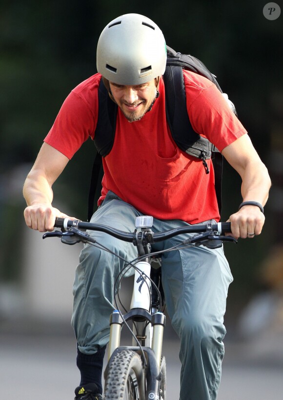 L'acteur Josh Duhamel fait du vélo à Santa Monica, le 18 janvier 2014.