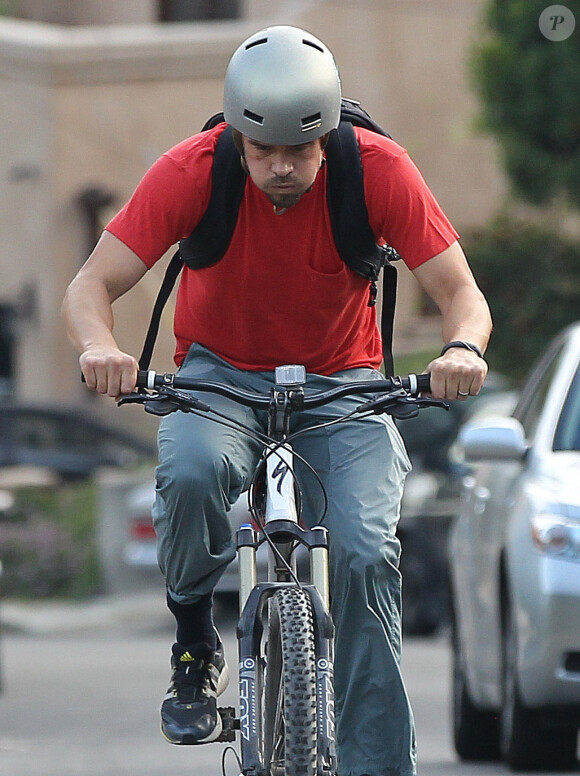 L'acteur Josh Duhamel fait du vélo à Santa Monica, le 18 janvier 2014.