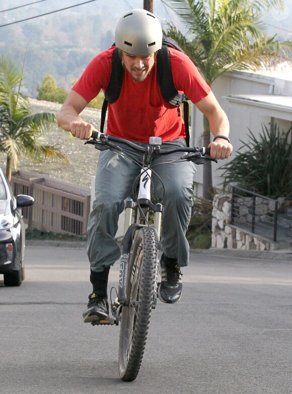 L'acteur Josh Duhamel fait du vélo à Santa Monica, le 18 janvier 2014.