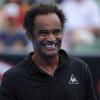 Yannick Noah, tout sourire malgré la chaleur lors du tournoi des légendes au Melbourne Park de Melbourne, le 20 janvier 2014 en marge de l'Open d'Australie