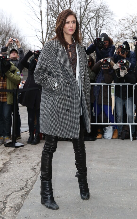 Anna Mouglalis arrive au Grand Palais pour assister au défilé Chanel haute couture printemps-été 2014. Paris, le 21 janvier 2014.