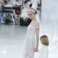 Cara Delevingne en mariée et Hudson Kroenig (filleul de Karl Lagerfeld) concluent le défilé Chanel haute couture printemps-été 2014 au Grand Palais. Paris, le 21 janvier 2014.