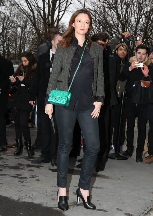 Audrey Marnay, enceinte, arrive au Grand Palais pour assister au défilé Chanel haute couture printemps-été 2014. Paris, le 21 janvier 2014.